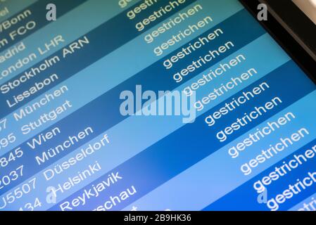 Berlin, Deutschland. März 2020. Zahlreiche stornierte Flüge sind auf einer Infratafel am Flughafen Tegel aufgeführt. Credit: Paul Zinken / dpa / Alamy Live News Stockfoto