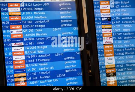 Berlin, Deutschland. März 2020. Zahlreiche stornierte Flüge sind auf einer Infratafel am Flughafen Tegel aufgeführt. Credit: Paul Zinken / dpa / Alamy Live News Stockfoto