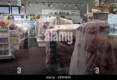 Berlin, Deutschland. März 2020. Die Regale in einem Geschäft am Flughafen Tegel sind mit Planen bedeckt. Credit: Paul Zinken / dpa / Alamy Live News Stockfoto