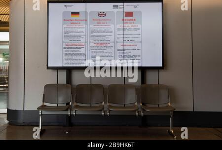 Berlin, Deutschland. März 2020. Große elektronische Infotafeln am Flughafen Tegel informieren über das Coronavirus. Credit: Paul Zinken / dpa / Alamy Live News Stockfoto