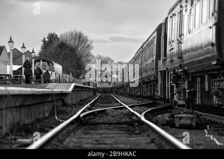 Die ehemaligen 142-Schrittmacherzüge der Northern Rail Class 142028 + 142060, die Leeming Bar, die Wensleydale Eisenbahn nach ihrem ersten Tag in der Erhaltung anreisten Stockfoto