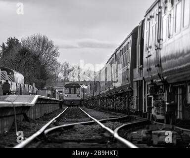 Die ehemaligen 142-Schrittmacherzüge der Northern Rail Class 142028 + 142060, die Leeming Bar, die Wensleydale Eisenbahn nach ihrem ersten Tag in der Erhaltung anreisten Stockfoto