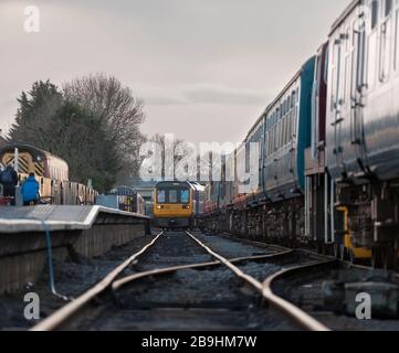 Die ehemaligen 142-Schrittmacherzüge der Northern Rail Class 142028 + 142060, die Leeming Bar, die Wensleydale Eisenbahn nach ihrem ersten Tag in der Erhaltung anreisten Stockfoto