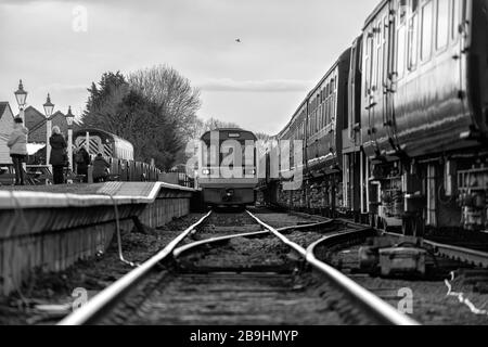 Die ehemaligen 142-Schrittmacherzüge der Northern Rail Class 142028 + 142060, die Leeming Bar, die Wensleydale Eisenbahn nach ihrem ersten Tag in der Erhaltung anreisten Stockfoto