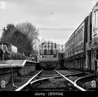 Die ehemaligen 142-Schrittmacherzüge der Northern Rail Class 142028 + 142060, die Leeming Bar, die Wensleydale Eisenbahn nach ihrem ersten Tag in der Erhaltung anreisten Stockfoto