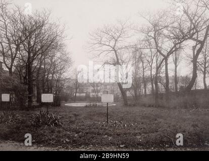 VILLA DER GEISELN - GARTEN- UND WANDPLATTEN MIT ERINNERUNG AN DIE TOTEN VON 26. Mai 1871 Villa des Otages - jardin avec bassin et trois plaques commémoratives pour les morts de la Commune. Paris (XXème arr.). Union Photographique Française, 6 décembre 1909. Paris, musée Carnavalet. Stockfoto