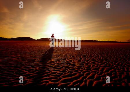 Ein weiterer Ort ist ein Stück moderner Skulptur von Sir Antony Gormley, das sich am Crosby Beach in Merseyside, England.UK befindet Stockfoto