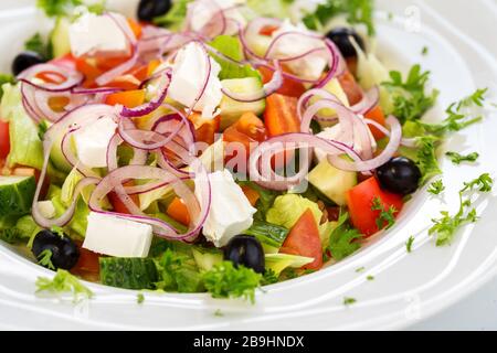 Salat mit frischem Gemüse. Bulgarischer Shopska-Salat in der Nähe Stockfoto