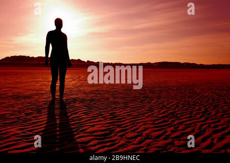 Ein weiterer Ort ist ein Stück moderner Skulptur von Sir Antony Gormley, das sich am Crosby Beach in Merseyside, England.UK befindet Stockfoto