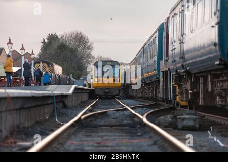 Die ehemaligen 142-Schrittmacherzüge der Northern Rail Class 142028 + 142060, die Leeming Bar, die Wensleydale Eisenbahn nach ihrem ersten Tag in der Erhaltung anreisten Stockfoto