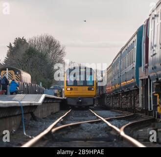 Die ehemaligen 142-Schrittmacherzüge der Northern Rail Class 142028 + 142060, die Leeming Bar, die Wensleydale Eisenbahn nach ihrem ersten Tag in der Erhaltung anreisten Stockfoto