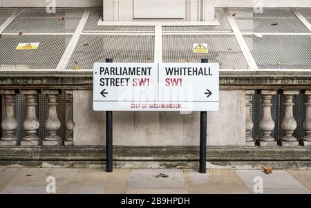 Whitehall, London SW1. Ein Straßenschild, das die Parliament Street und Whitehall, das Londoner Viertel und die Regierungsgebäude des Vereinigten Königreichs, teilt. Stockfoto