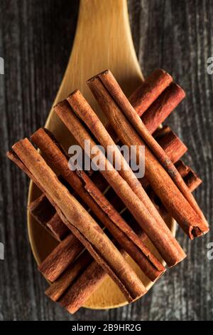 Zimt klebt Gewürz auf rustikalem Holzhintergrund Stockfoto