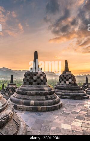Stupas, Candi Borobudur buddhistischen Tempel, Muntilan, Java, Indonesien Stockfoto