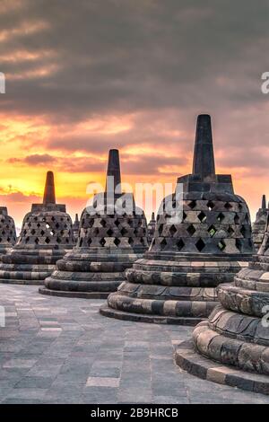 Stupas, Candi Borobudur buddhistischen Tempel, Muntilan, Java, Indonesien Stockfoto