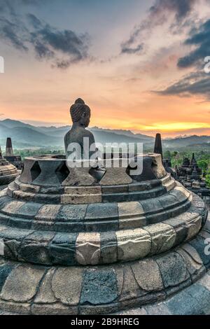 Buddha Statue, Candi Borobudur buddhistischen Tempel, Muntilan, Java, Indonesien Stockfoto