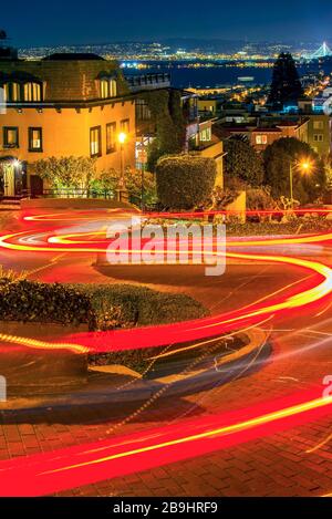 Autofahrscheinwerfer nachts in der Lombard Street, San Francisco, Kalifornien, USA Stockfoto