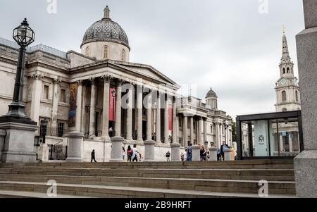 Die Nationalgalerie auf dem Trafalgar Square in London und die Turmspitze von St. Martin in der Feldkirche rechts sichtbar. Stockfoto