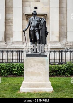 George Washington Statue. Statue in voller Länge als Ehrung des ersten US-Präsidenten vor der National Gallery am Trafalgar Square, London, Großbritannien. Stockfoto