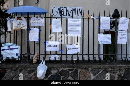 Berlin, Deutschland. März 2020. Taschen mit Spenden hängen an einem Geschenkzaun am Richardplatz. Spenden wie Lebensmittel, Hundefutter und Hygieneartikel werden an Spendenzäunen für Obdachlose und Bedürftige aufgehängt. Credit: Britta Pedersen / dpa-Zentralbild / dpa / Alamy Live News Stockfoto