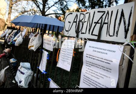 Berlin, Deutschland. März 2020. Taschen mit Spenden hängen an einem Geschenkzaun am Richardplatz. Spenden wie Lebensmittel, Hundefutter und Hygieneartikel werden an Spendenzäunen für Obdachlose und Bedürftige aufgehängt. Credit: Britta Pedersen / dpa-Zentralbild / dpa / Alamy Live News Stockfoto