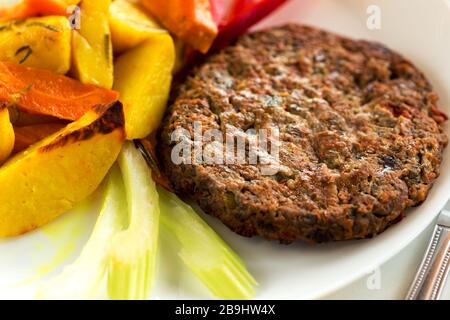 Köstlicher hausgemachter Rinderfilet mit Garnierung auf weißem Teller Stockfoto