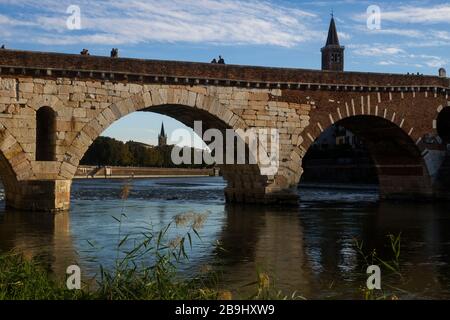 Die alte Ponte Pietra überquert den Fluss Etsch in Verona, Italien Stockfoto