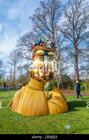 Ungewöhnliche Skulptur des Künstlers Philip Haas: Ein Kopf aus einer Sammlung von Gemüse, ausgestellt im RHS Garden, Wisley, Surrey Stockfoto