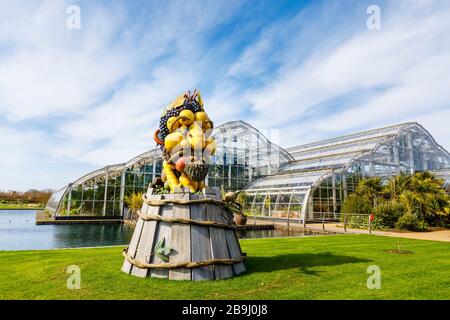 Ungewöhnliche Skulptur des Künstlers Philip Haas: Ein Kopf aus einer Sammlung von Früchten, ausgestellt vom Glasshouse im RHS Garden, Wisley, Surrey Stockfoto