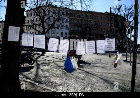 Berlin, Deutschland. März 2020. Taschen mit Spenden hängen an einem Geschenkzaun am Heinrich Platz. Spenden wie Lebensmittel, Hundefutter und Hygieneartikel werden an Spendenzäunen für Obdachlose und Bedürftige aufgehängt. Credit: Britta Pedersen / dpa-Zentralbild / dpa / Alamy Live News Stockfoto