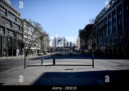 Berlin, Deutschland. März 2020. Nur wenige Menschen gehen entlang der Einkaufsstraße Tauentzien. Credit: Britta Pedersen / dpa-Zentralbild / dpa / Alamy Live News Stockfoto