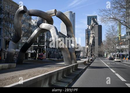 Berlin, Deutschland. März 2020. Nur wenige Menschen gehen entlang der Einkaufsstraße Tauentzien. Credit: Britta Pedersen / dpa-Zentralbild / dpa / Alamy Live News Stockfoto