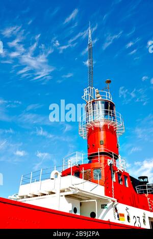 The 'Planet', ein historisches hellrotes Feuerschiff, das am Canning Dock, Liverpool, England, Großbritannien, angedockt ist Stockfoto