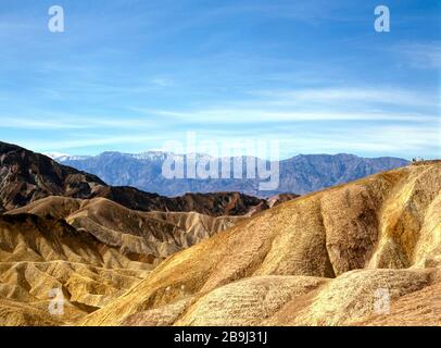 Präzise Bergfalten bekannter Zabriskie-Point im Todes-Valley-Nationalpark in den USA Stockfoto