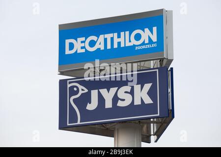 Zgorzelec, Polen. März 2020. Decathlon und Jysk Logos in Zgorzelec. Kredit: Karol Serewis/SOPA images/ZUMA Wire/Alamy Live News Stockfoto