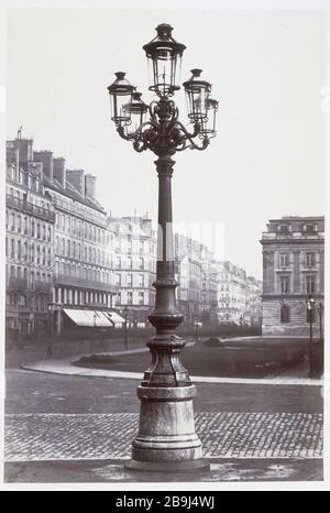 URBAN FURNITURE Album Mobilier urbain: réverbère, esplanade du Louvre. Paris (Ier arr.). Photographie de Charles Marville (13-1879). Paris, musée Carnavalet. Stockfoto