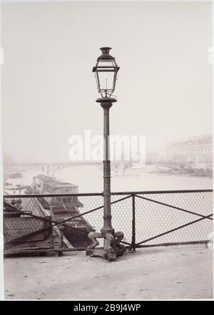 ALBUM FURNITURE 'Album mobilier urbain: Pont des Arts, réverbère, Ier arronarronicale', vers 1877. Photographie de Charles Marville (13-1879). Paris, musée Carnavalet. Stockfoto