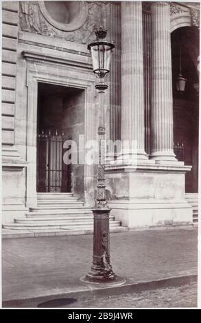 ALBUM FURNITURE Charles Marville (13-1879). "Album mobilier urbain: Cour du Louvre, Ministère des Finances, Ier arronicale: réverbère", vers 1860. Paris, musée Carnavalet. Stockfoto