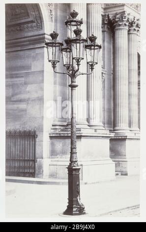 ALBUM FURNITURE Album Mobilier urbain: réverbère, cour du Louvre. Paris (Ier arr.). Photographie de Charles Marville (13-1879). Paris, musée Carnavalet. Stockfoto