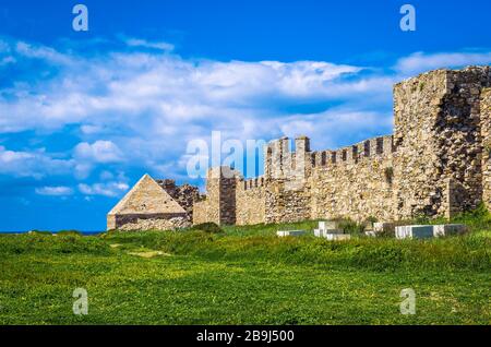 Brücke zur mittelalterlichen venezianischen Festung von Methoni. Stockfoto