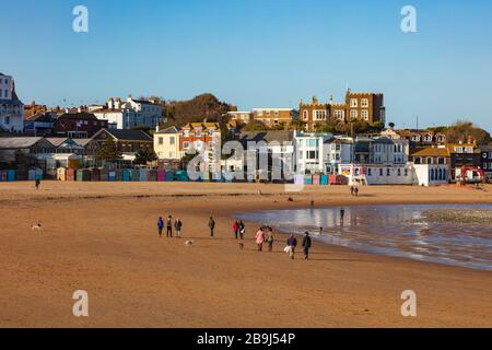 Familien, Hundewanderer nutzen einen sonnigen, aber kalten und windigen Tag, um während der Pandemie von Covid 19, Broadstairs, Kent, Großbritannien, Sport zu treiben Stockfoto