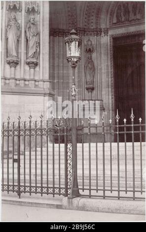 ALBUM FURNITURE Charles Marville (13-1879). "Album mobilier urbain: Portail de l'église Sainte-Clotilde, réverbère. VIIème arrondissement', vers 1865. Paris, musée Carnavalet. Stockfoto