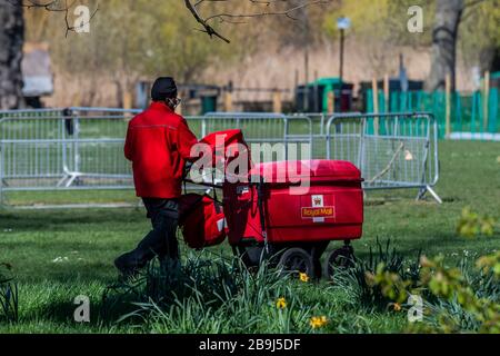 Clapham Common, London, Großbritannien. März 2020. Die Lieferungen von Royal Mail gehen weiter - am ersten Tag der "Sperrung" in Clapham Common - Anti Coronavirus (Covid 19) in London. Credit: Guy Bell/Alamy Live News Stockfoto