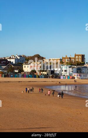 Familien, Hundewanderer nutzen einen sonnigen, aber kalten und windigen Tag, um während der Pandemie von Covid 19, Broadstairs, Kent, Großbritannien, Sport zu treiben Stockfoto