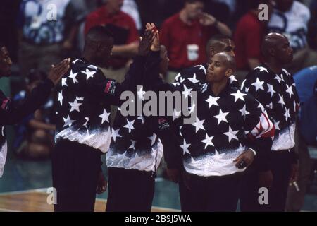 firo: 22.07.1996 Sport, Basketball, Männer, Olympische Spiele für Männer, Olympische Sommerspiele, Atlanta, 96, 1996, alte Bilder, USA gewinnt die Goldmedaille USA - Argentinien 96:68 Team-Meeting, Dream Team 3. Einsatz weltweit Stockfoto