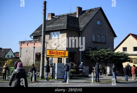 Berlin, Deutschland. März 2020. Kunden warten in einer Bäckerei mit sicherer Entfernung. Credit: Britta Pedersen / dpa-Zentralbild / dpa / Alamy Live News Stockfoto