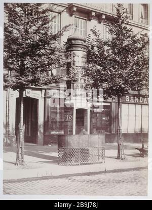 URINALES HELLES Urinoir lumineux à une stalle avec écran, maçonnerie et vitrerie (compagnie Delastre), Boulevard Sébastopol. Paris (Ier arr.), vers 1870. Photographie de Charles Marville (13-1879). Paris, musée Carnavalet. Stockfoto