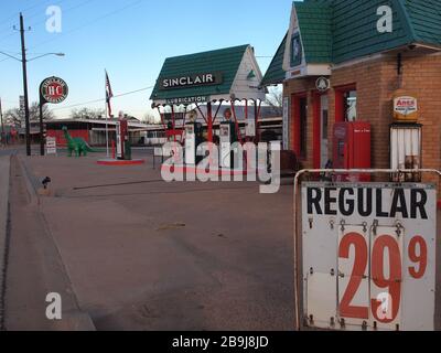 Restaurierte frühe amerikanische Tankstelle in Snyder, Texas, mit sehr niedrigen Gaspreisen. Stockfoto