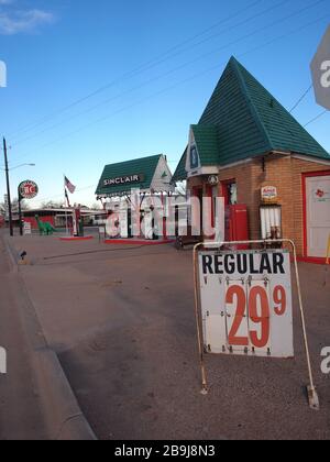 Restaurierte frühe amerikanische Tankstelle in Snyder, Texas, mit sehr niedrigen Gaspreisen. Stockfoto