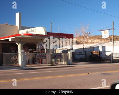 Antiquitätengeschäft entlang US 60 in Globe, Arizona in einer alten Mobil-Tankstelle. Stockfoto